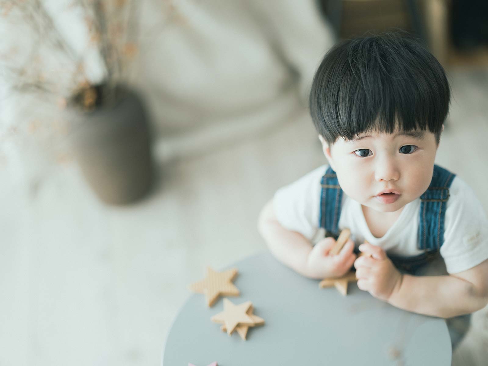 1歳バースデーフォト、つかさくん！つかまり立ち