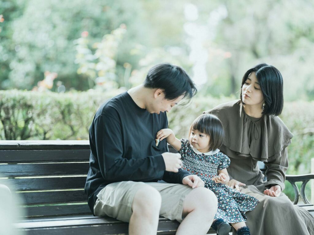 栃木県中央公園ロケ、2歳バースデーフォト、ふうかちゃん！家族写真、ベンチ