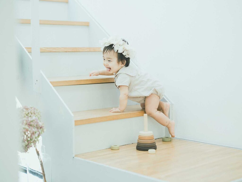 宇都宮市のフォトスタジオ、ゆうりくん、1歳バースデー！階段で遊ぶ