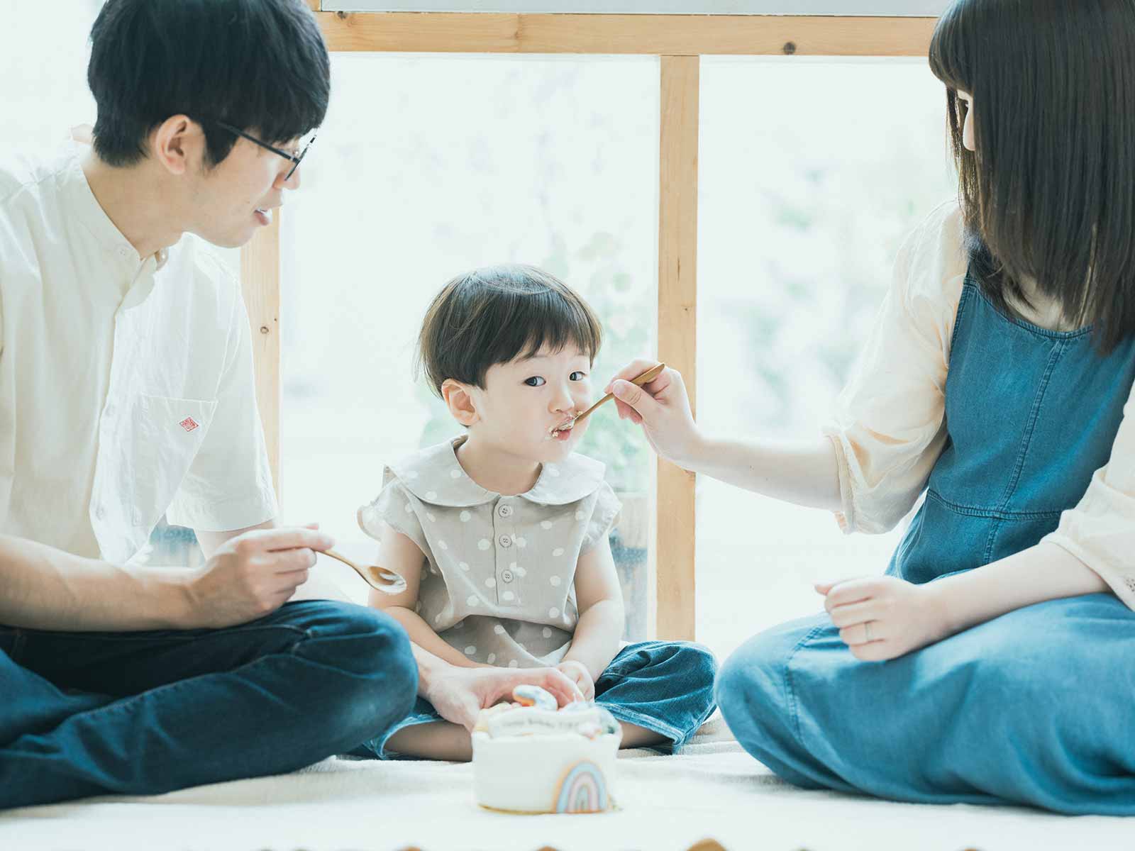 栃木県宇都宮市のフォトスタジオ、2歳バースデー！そすうけくん！家族写真、バースデーケーキを食べる