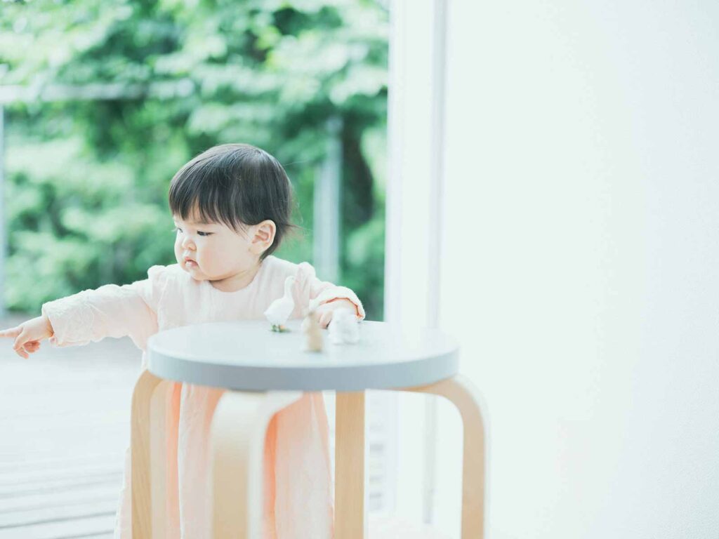 栃木県宇都宮市のフォトスタジオ、1歳バースデー、なつめちゃん！つかまり立ち