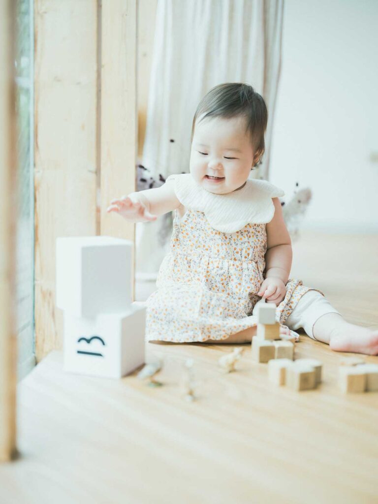 栃木県宇都宮市のフォトスタジオ、1歳バースデー、えまちゃん！積み木