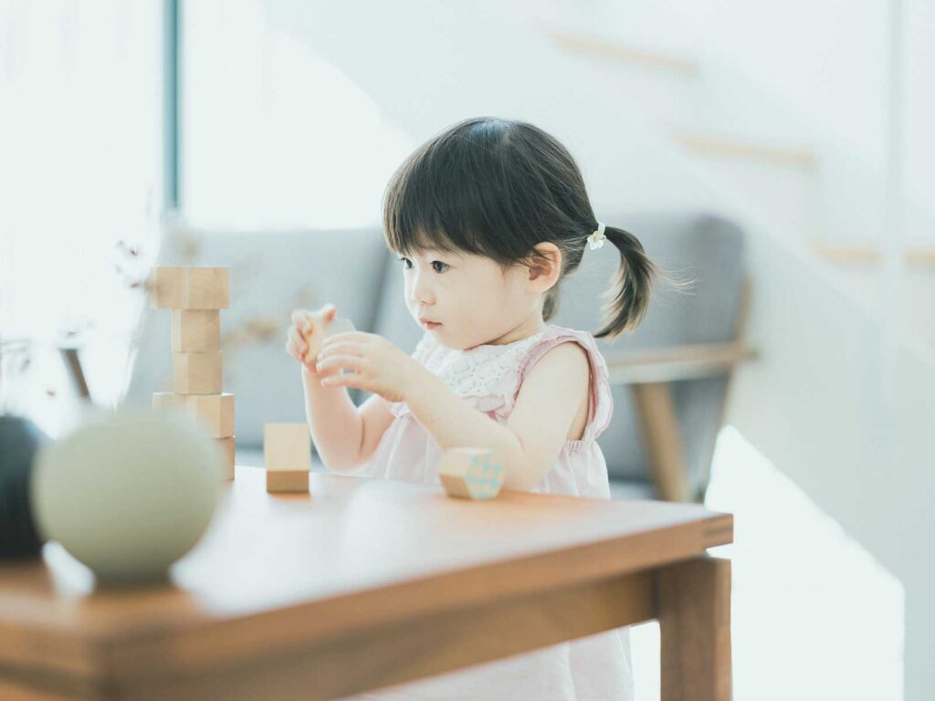 栃木県宇都宮市のフォトスタジオ、2歳バースデーフォト、まゆちゃん！積み木、真剣