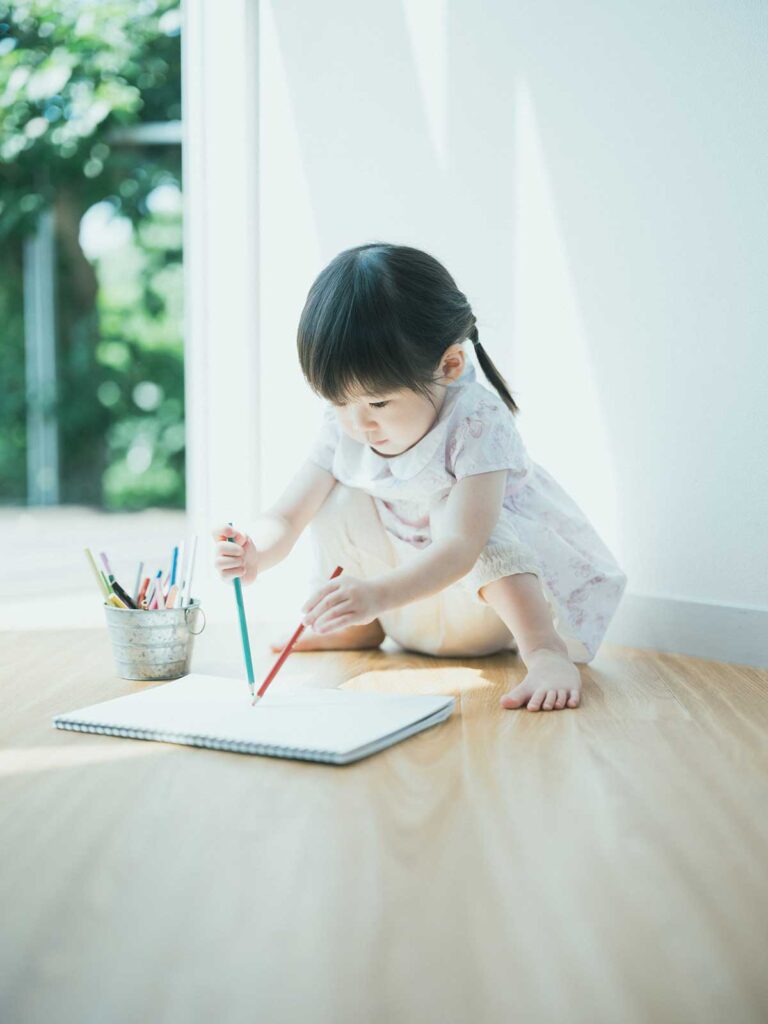 栃木県宇都宮市のフォトスタジオ、2歳バースデーフォト、まゆちゃん！お絵かき