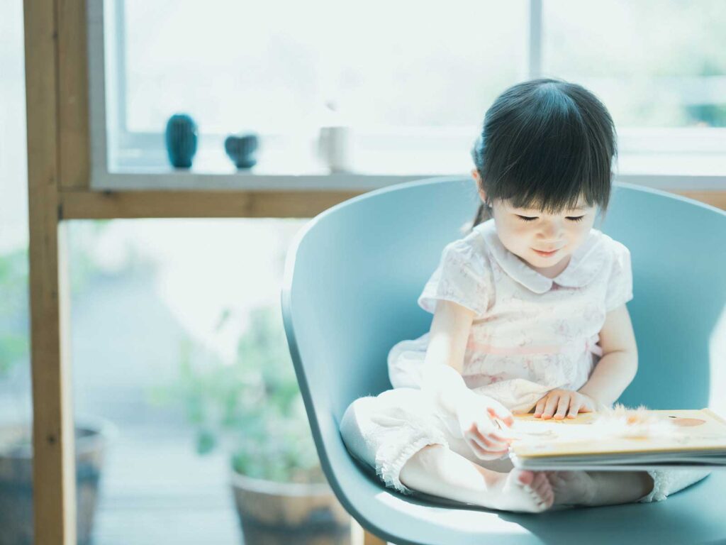 栃木県宇都宮市のフォトスタジオ、2歳バースデーフォト、まゆちゃん！絵本