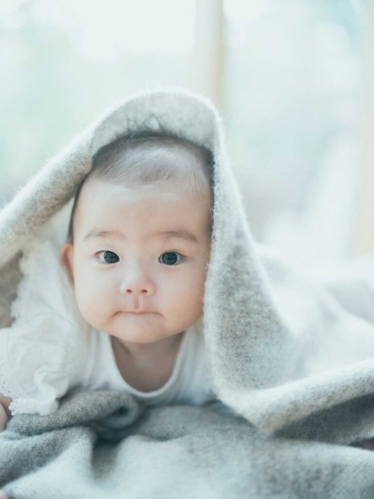 栃木県宇都宮市のフォトスタジオ、ハーフバースデー、みなせちゃん！うつ伏せ、ブランケット