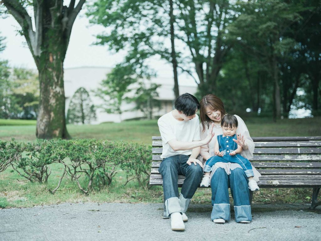 栃木県中央公園ロケーションフォト、2歳バースデー、いとちゃん！ベンチで