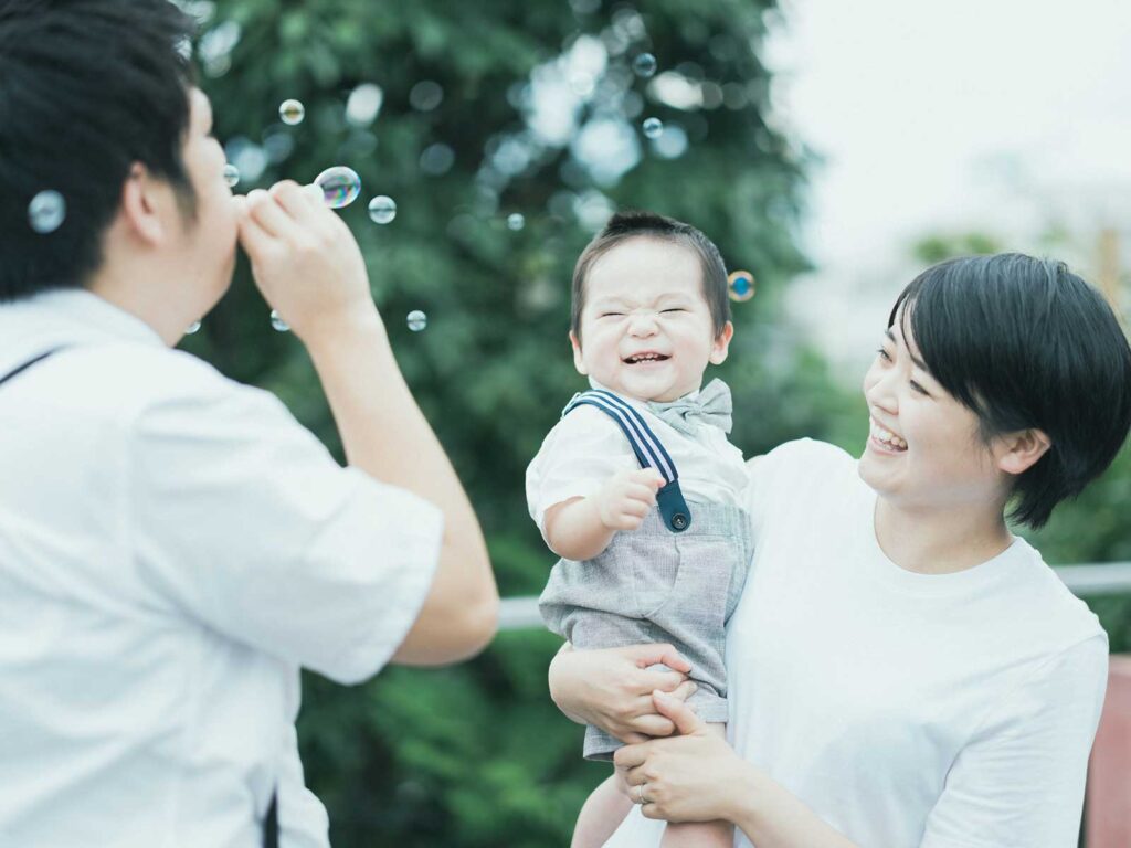 栃木県宇都宮市のフォトスタジオ、1歳バースデーフォト、さくくん！家族写真、シャボン玉