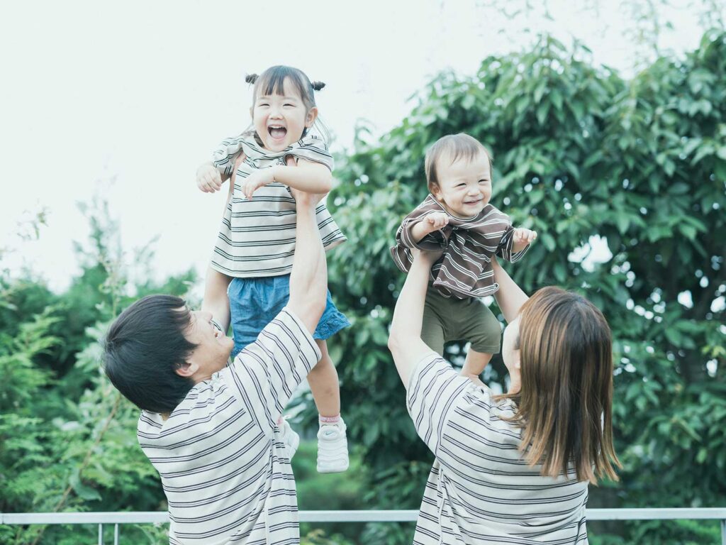 栃木県宇都宮市のフォトスタジオ、1歳バースデーフォト、あいとくん！家族写真、たかいたかい