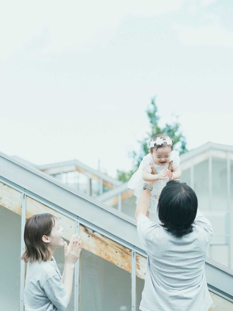 栃木県宇都宮市のフォトスタジオ、1歳バースデーフォト、さらちゃん！家族写真、たかいたかい