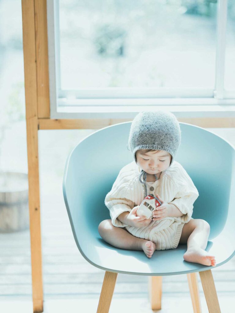 栃木県宇都宮市のフォトスタジオ、1歳バースデーフォト、ふうちゃん！車のおもちゃ、北欧家具