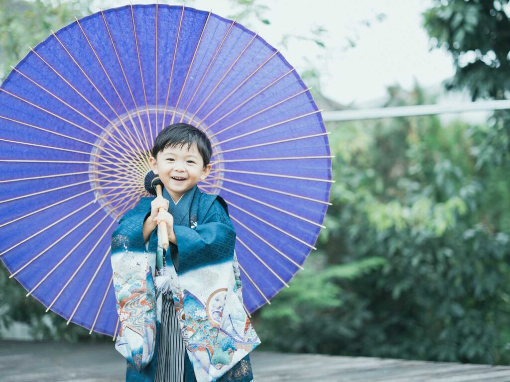 栃木県宇都宮市のフォトスタジオ、5歳七五三、はるとくん！番傘