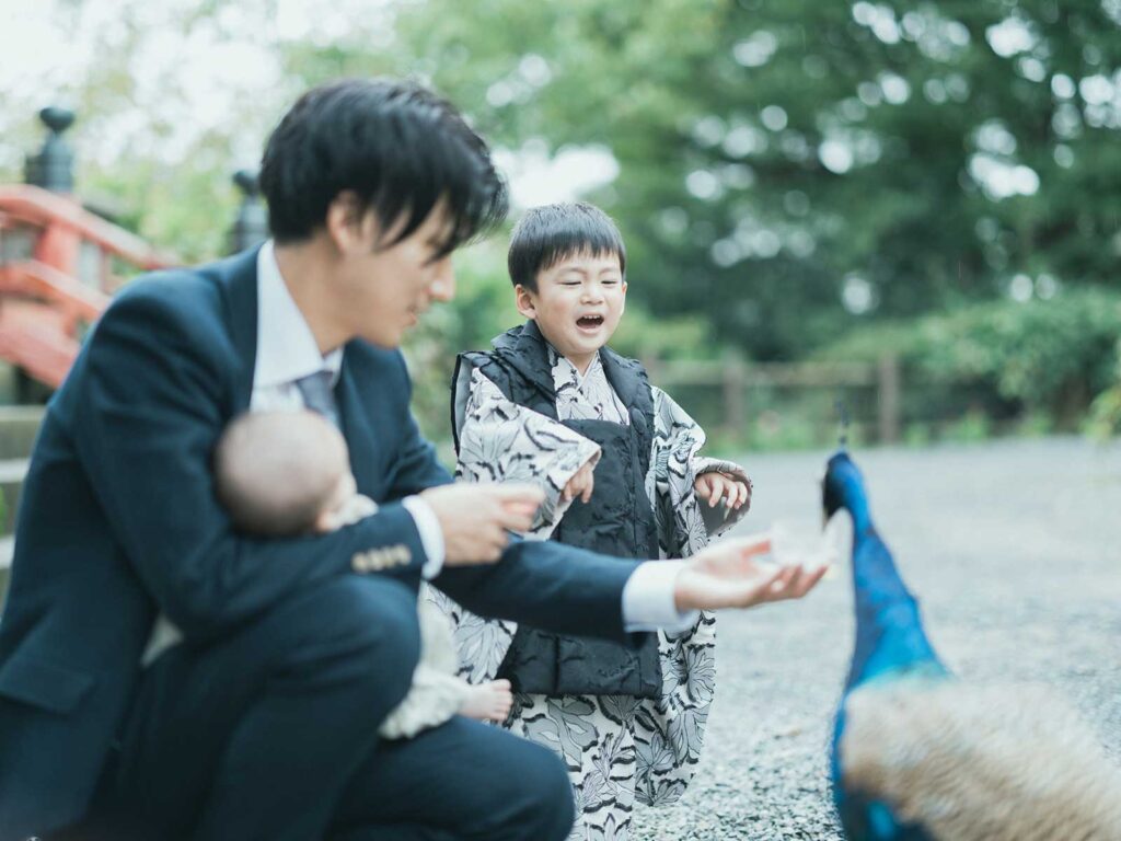 雨引観音(雨引山楽法寺)、3歳男の子の七五三、あらたくん！鳥に餌をあげる