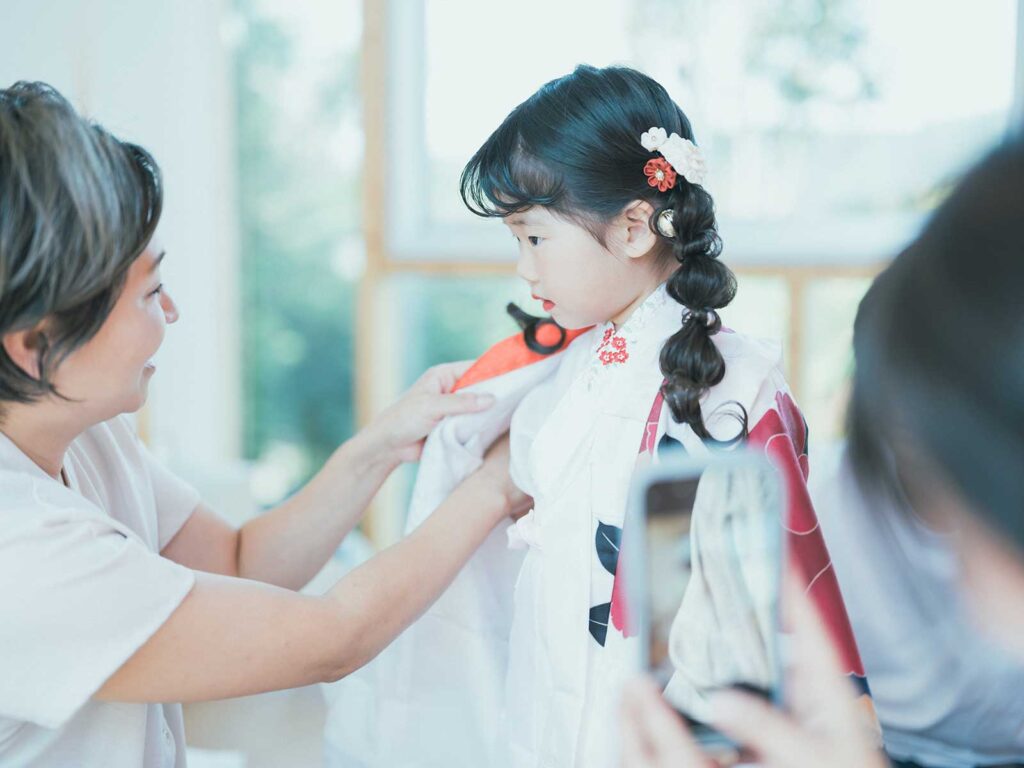 宇都宮市のフォトスタジオ、ゆづきちゃん、3歳女の子七五三！着付けシーン