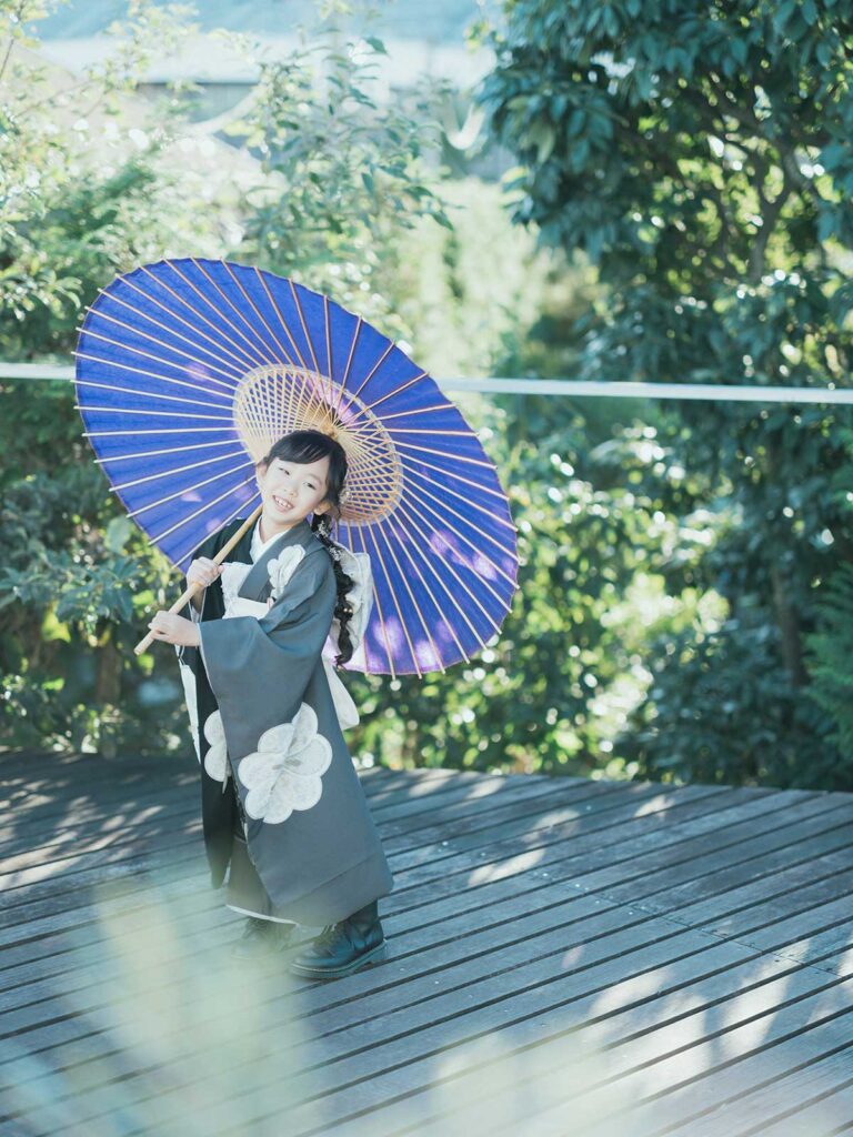 栃木県宇都宮市のフォトスタジオ、7歳七五三、あかりちゃん！番傘、テラス、緑