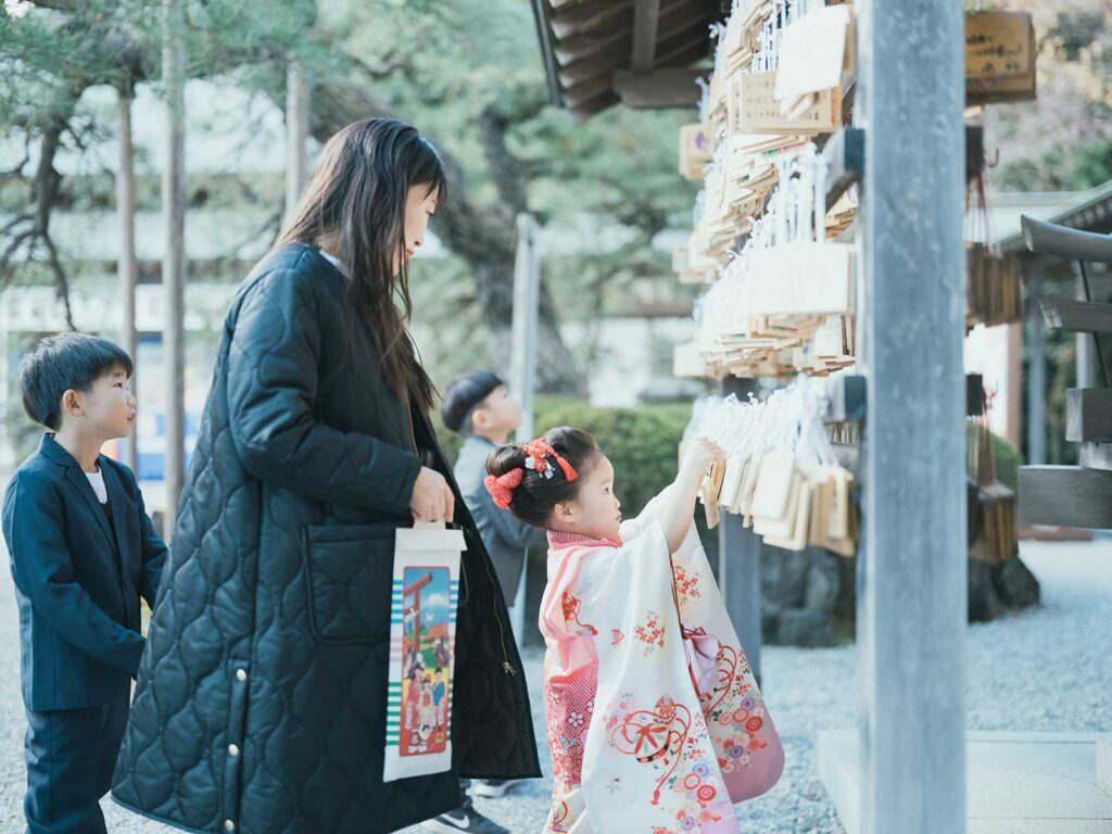 上三川町、白鷺神社七五三ロケ、さくらちゃん！絵馬をつるす