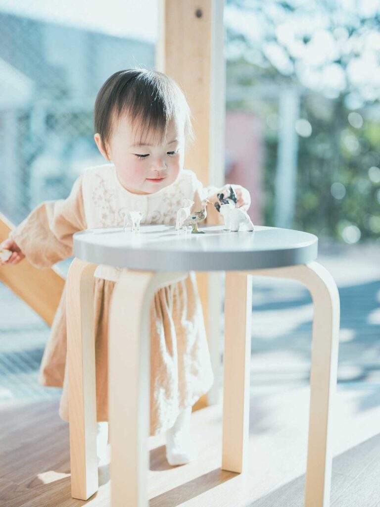 1歳バースデーフォト、いすみちゃん！つかまり立ち