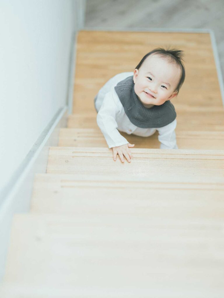 1歳バースデーフォト、まそらくん！階段、可愛い