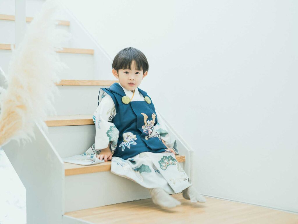 3歳男の子の七五三、りおくん！階段