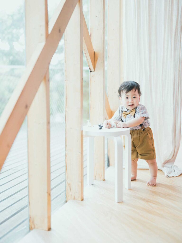 1歳バースデーフォト、ゆづきくん！つかまり立ち