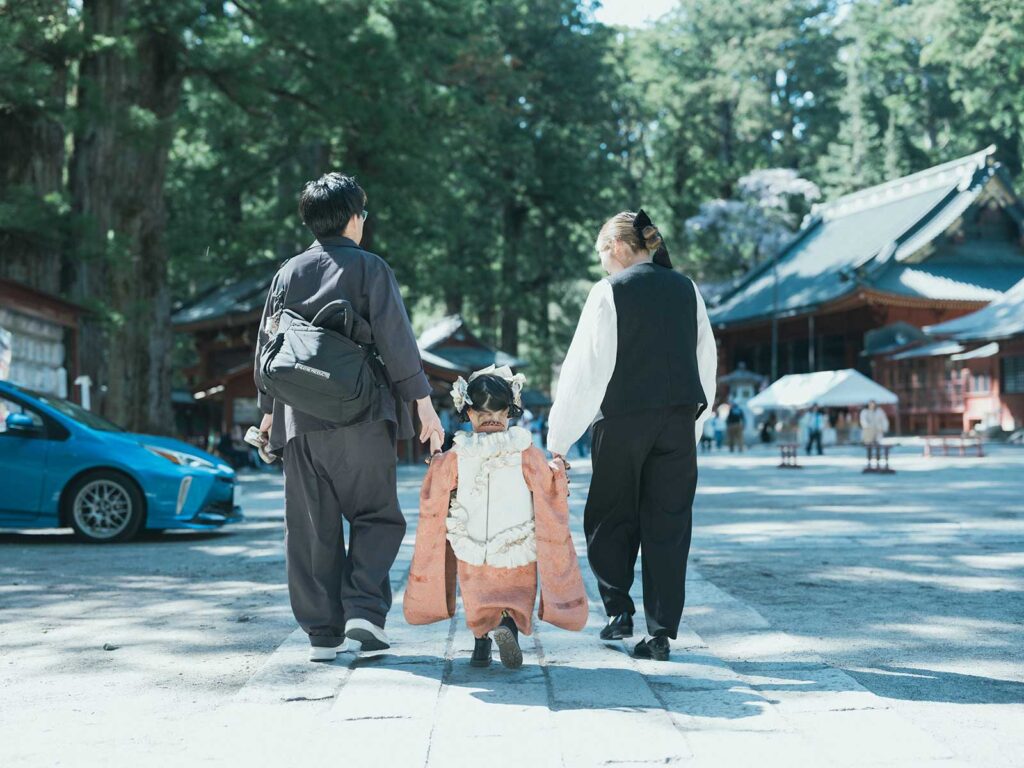 日光二荒山神社､3歳七五三ロケーション撮影､家族で､後ろ姿