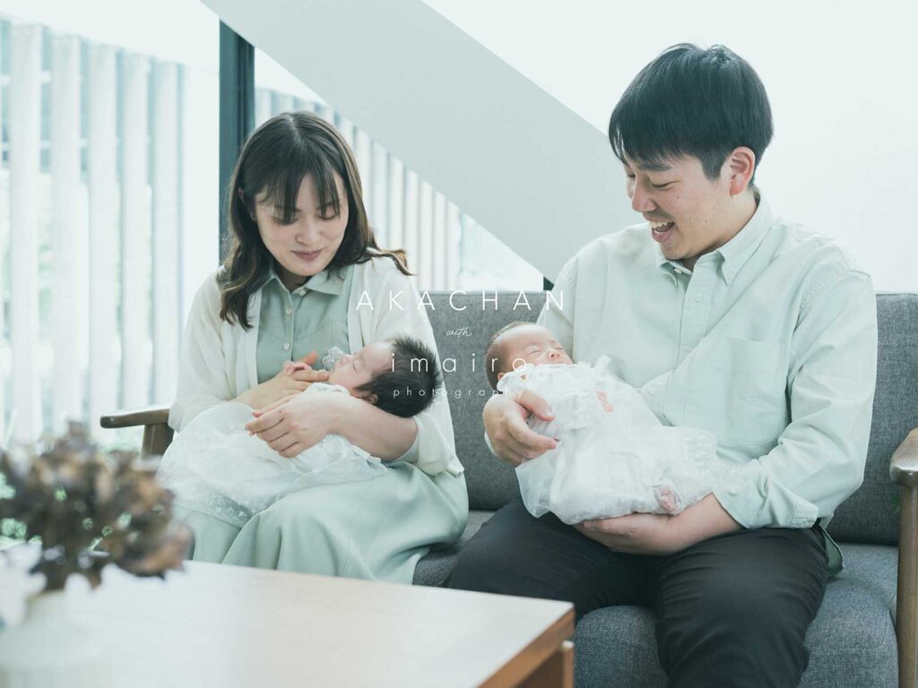 お宮参り、双子ちゃん、家族写真、ベビードレス