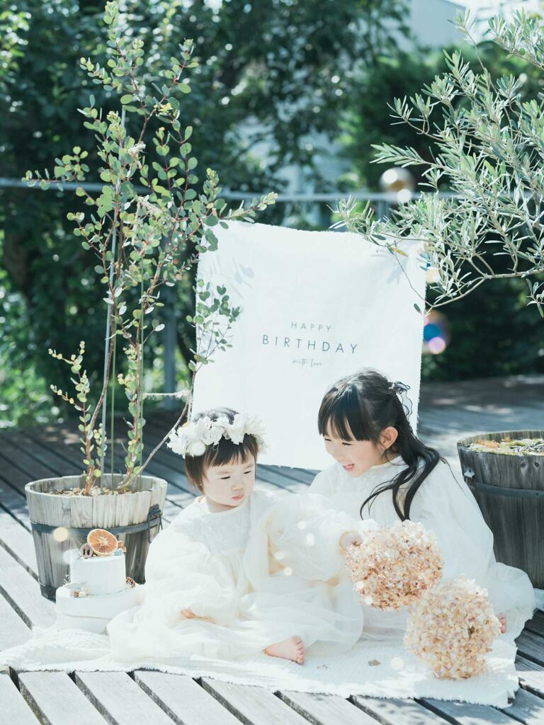 バースデーフォト､姉妹で､ナチュラルに､お洒落なドレスのリンクコーデ､ガーランド